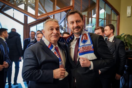 Eduard Heger on FB: I noticed that Viktor Orbán has an old scarf, so I gave him a new one today