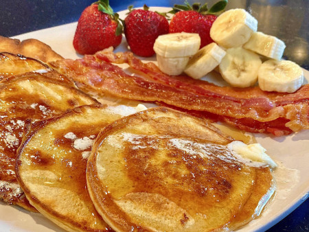 Pancakes, bacon and fruit