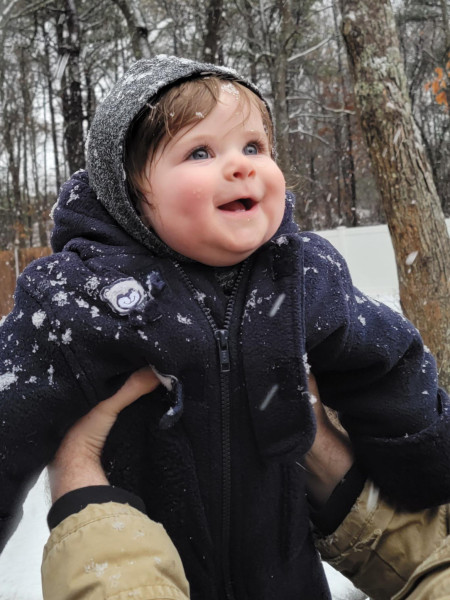 Baby&#039;s first time experiencing snow!