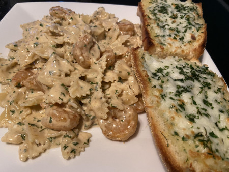 Jerk shrimp pasta with garlic toast