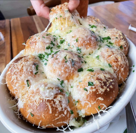 Garlic Parmesan pull apart bread