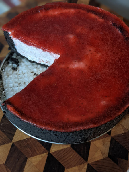 Strawberry mascarpone cheesecake with thicc chocolate crumb crust