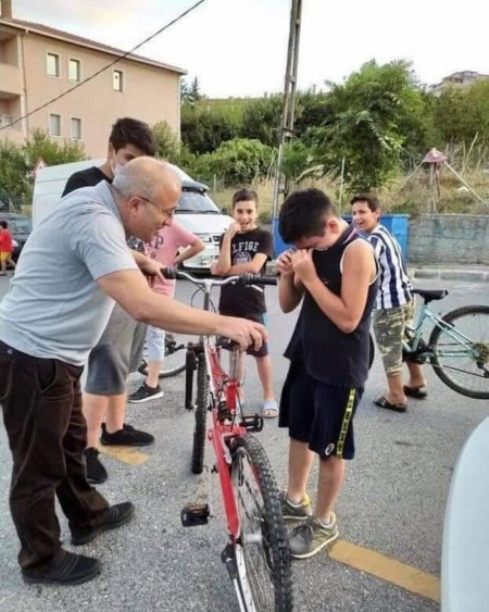 This kid had an old bike with no brakes &amp;amp; he dented a stranger&#039;s car. A few days later the car owner surprised the boy with a new bike 🐕