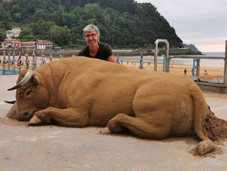 This sand sculpture by artist Andoni Bastarrika