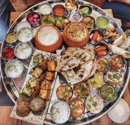 This 8kgs food tray is called Bahubali Thali in India. Anyone who can finish it in 40 minutes can win $11 000. Costs $25