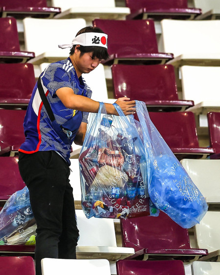 Even after a famous win at the World Cup, Japan fans stayed behind to clean up ️