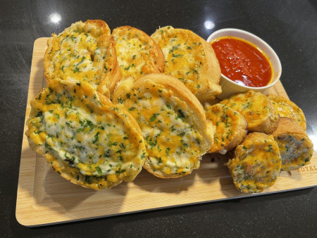 Cheesy garlic bread and marinara