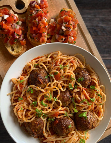 Spaghetti and meatballs with bruschetta