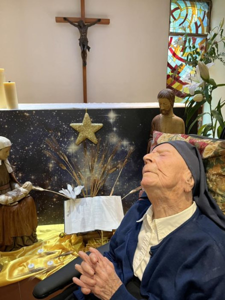 118 years old Sister André praying that 2023 will be a blessed year for all