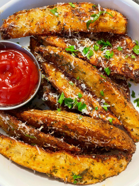 Oven baked garlic parmesan potato wedges