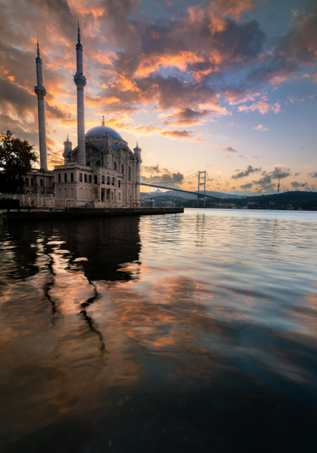 Ortaköy mosque at sunrise in Türkiye