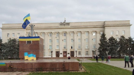 European Union flag in Kherson, first hours (if not minutes) after deoccupation