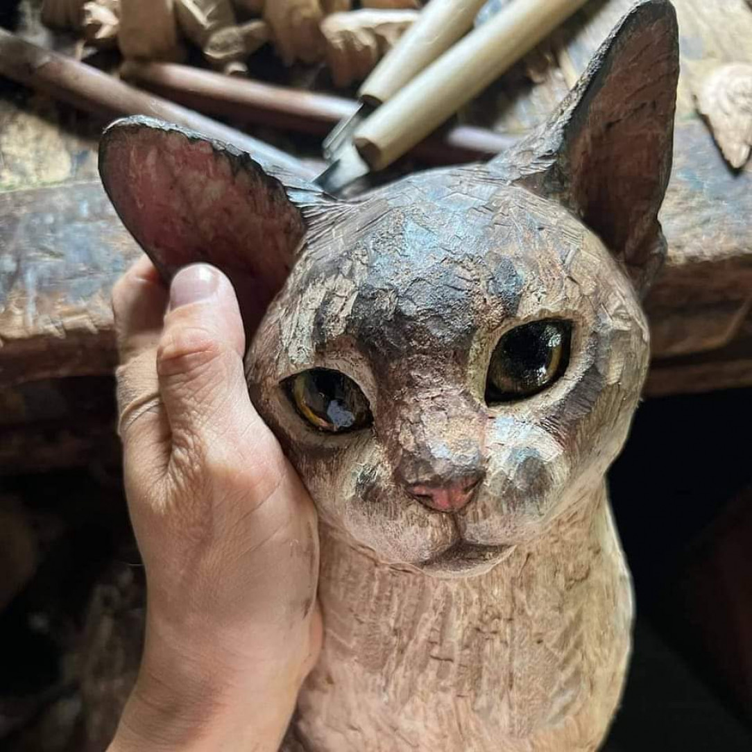 Wooden statue of a cat with lovely cat eyes 🐱 😍