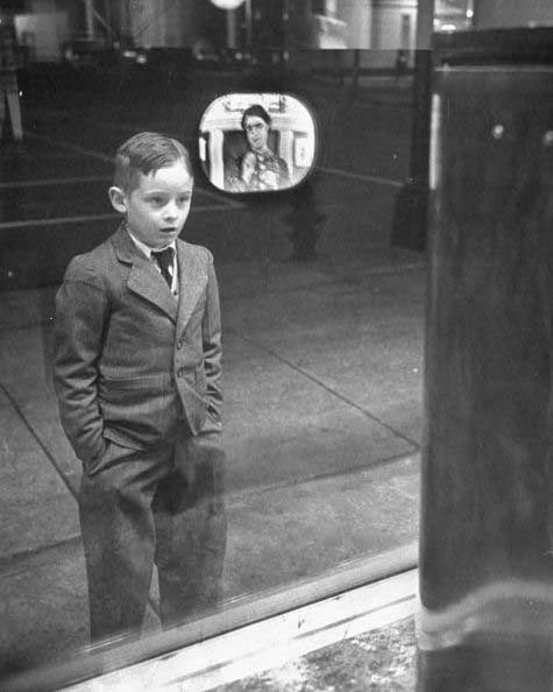 Literally be amazed. A boy stares at a TV screen for the first time in 1948 🐕