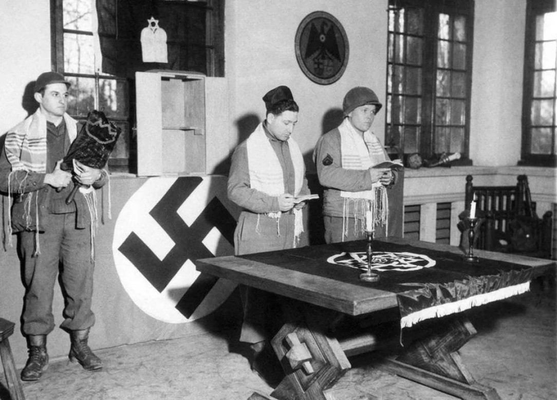 Jewish G. I. S celebrating Passover at Joseph Goebbels&#039; estate in 1945