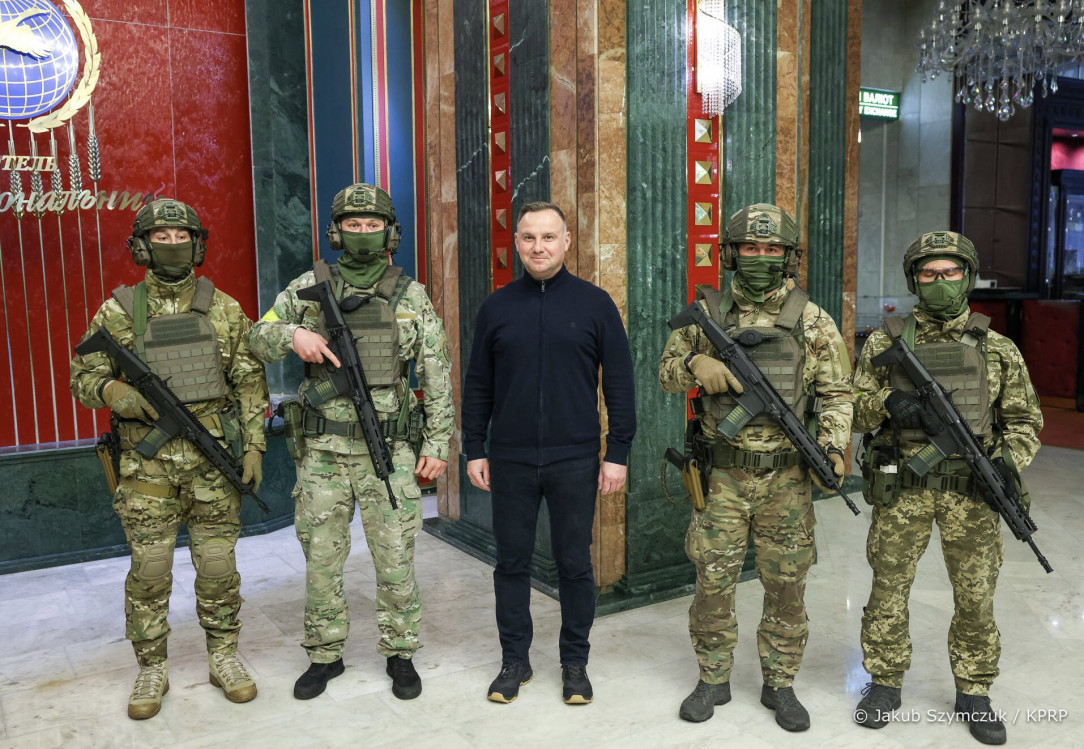 Ukrainian soldiers today, securing Andrzej Duda&#039;s visit to Kiev, using GROT rifles previously donated to Ukraine by Poland