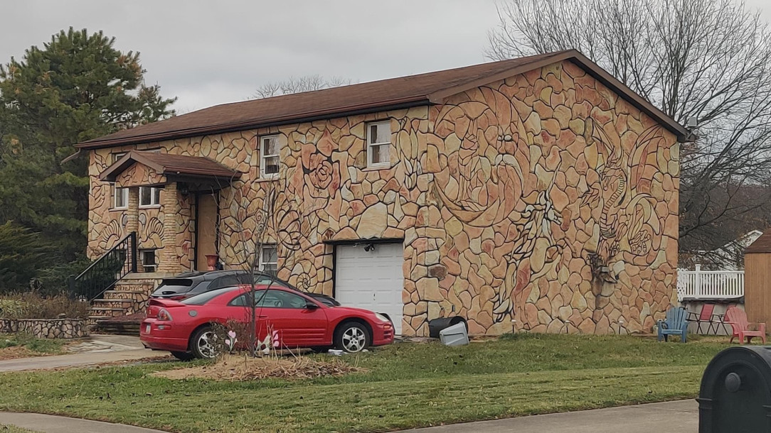 This house I drove past the other day, the longer you look at it the cooler it gets!
