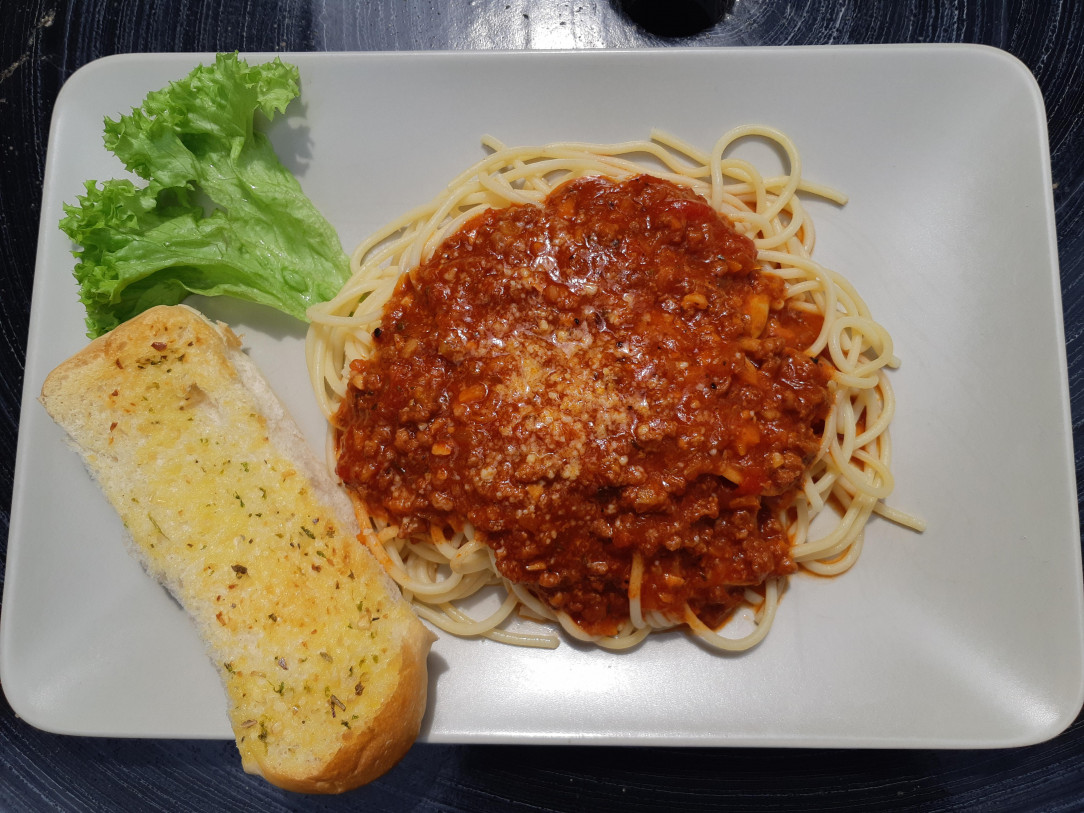 Spaghetti with garlic bread