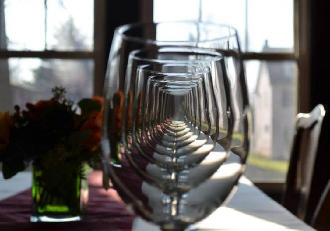 The way these wine glasses aligned