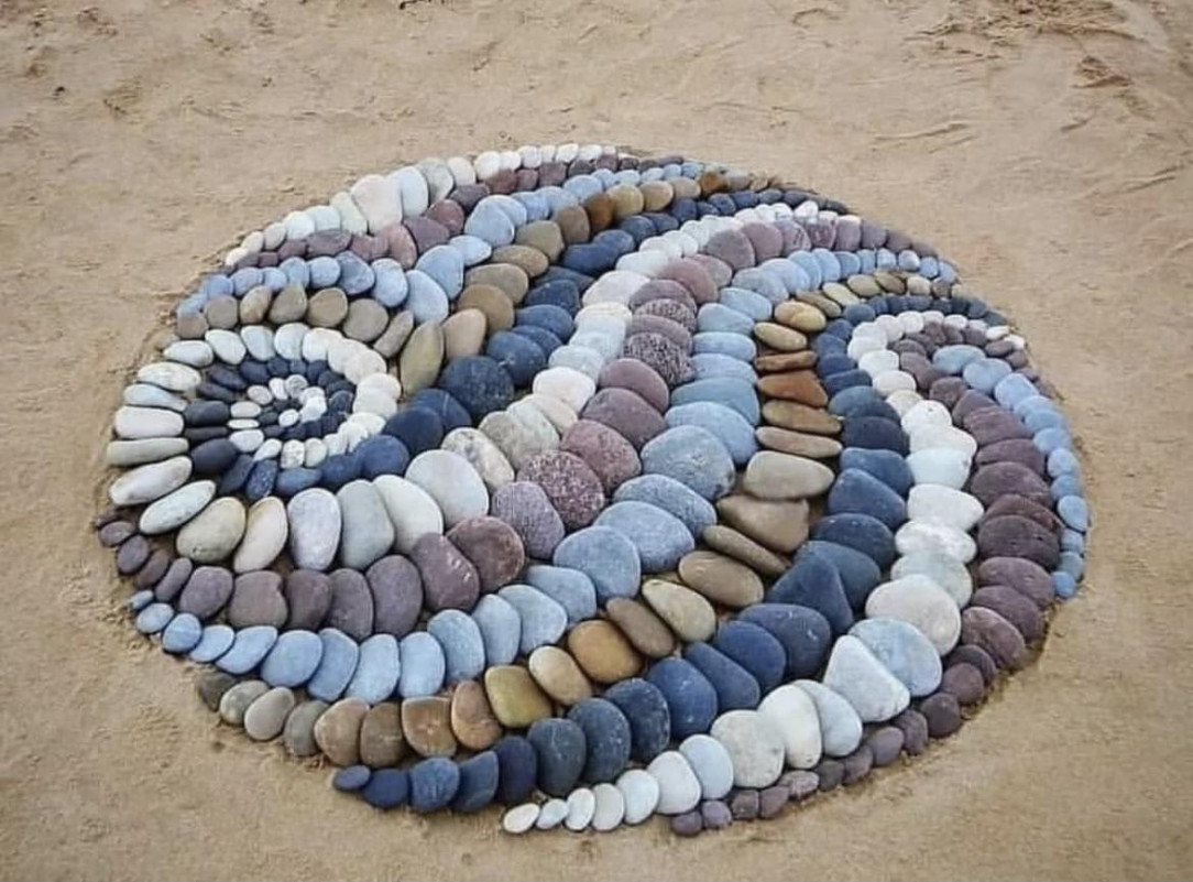 Art made with stones on the beach - credit SculptTheWorld