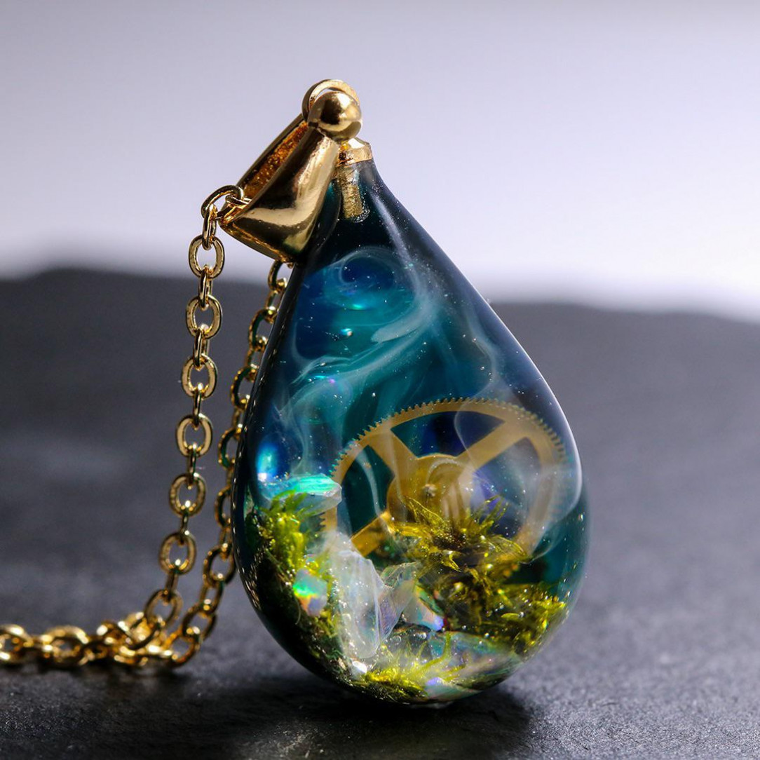 A drop-shaped treasure for your neck