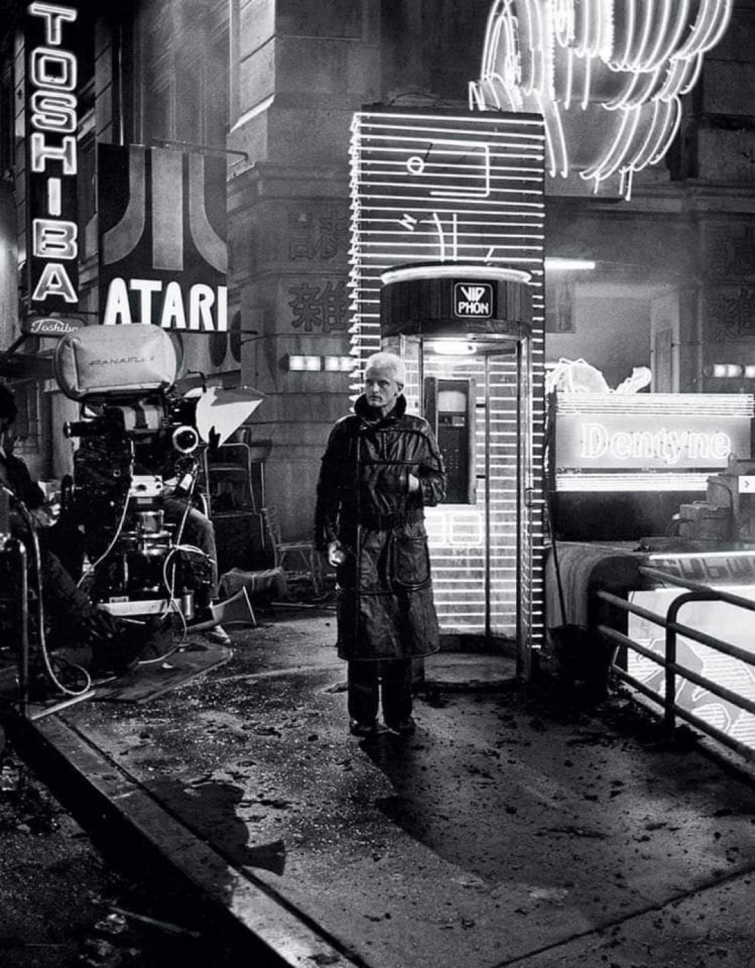 Rutger Hauer on the set of Ridley Scott&#039;s Blade Runner, 1982