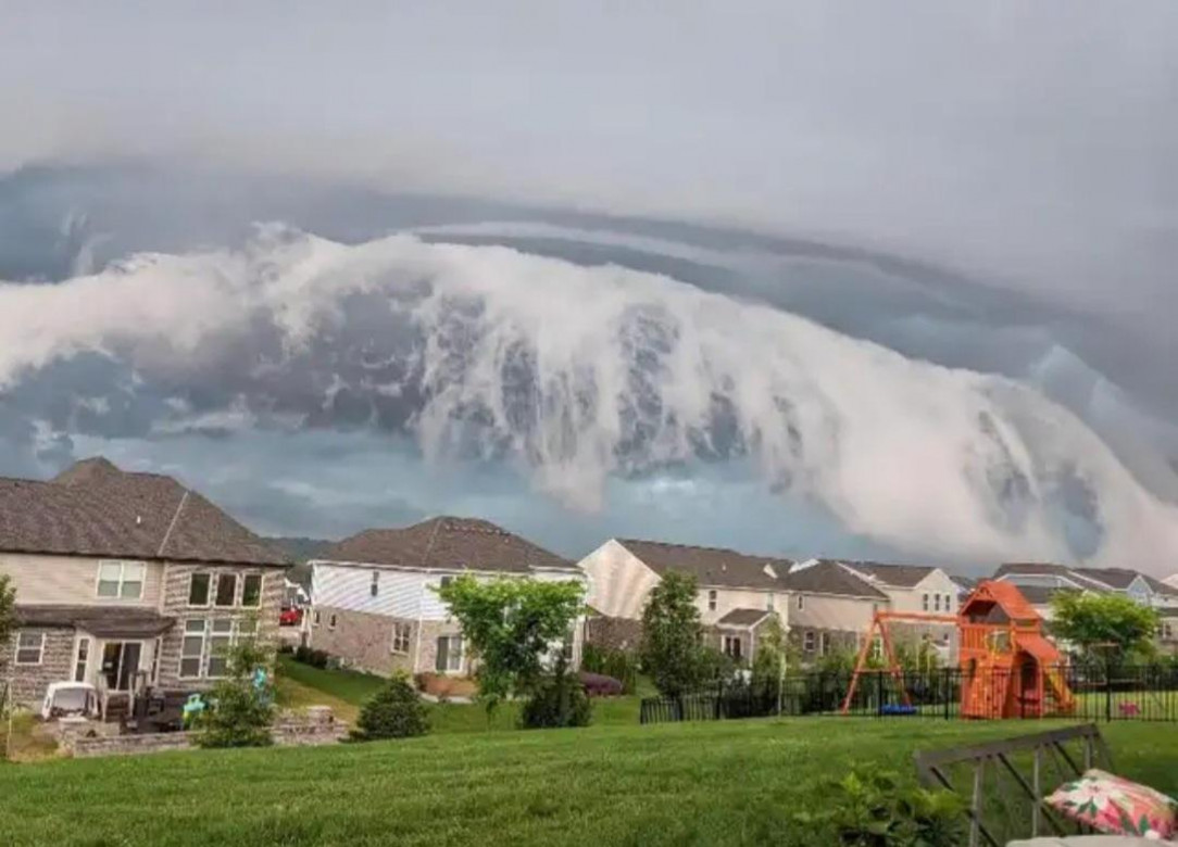 These clouds that look like a huge tsunami wave