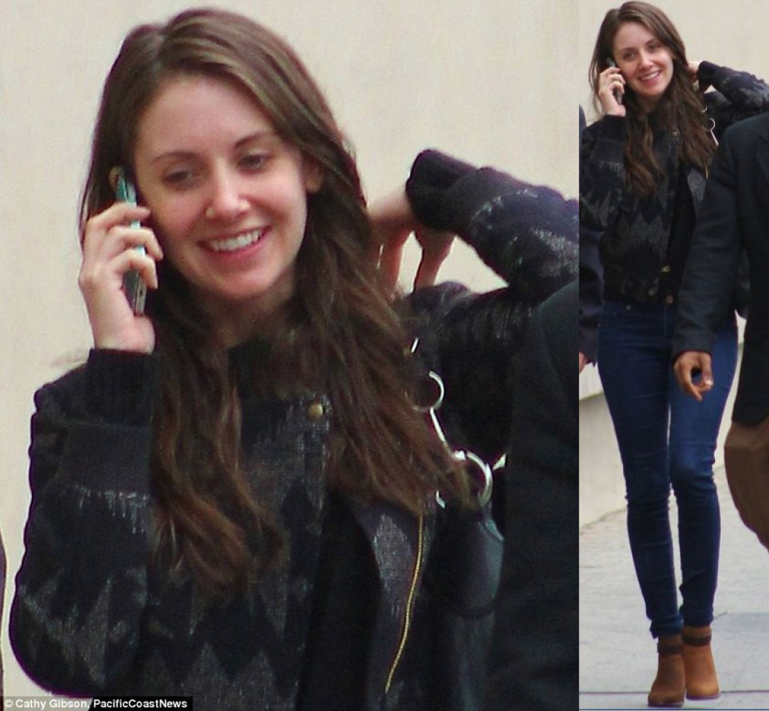 She looks just as gorgeous without makeup!