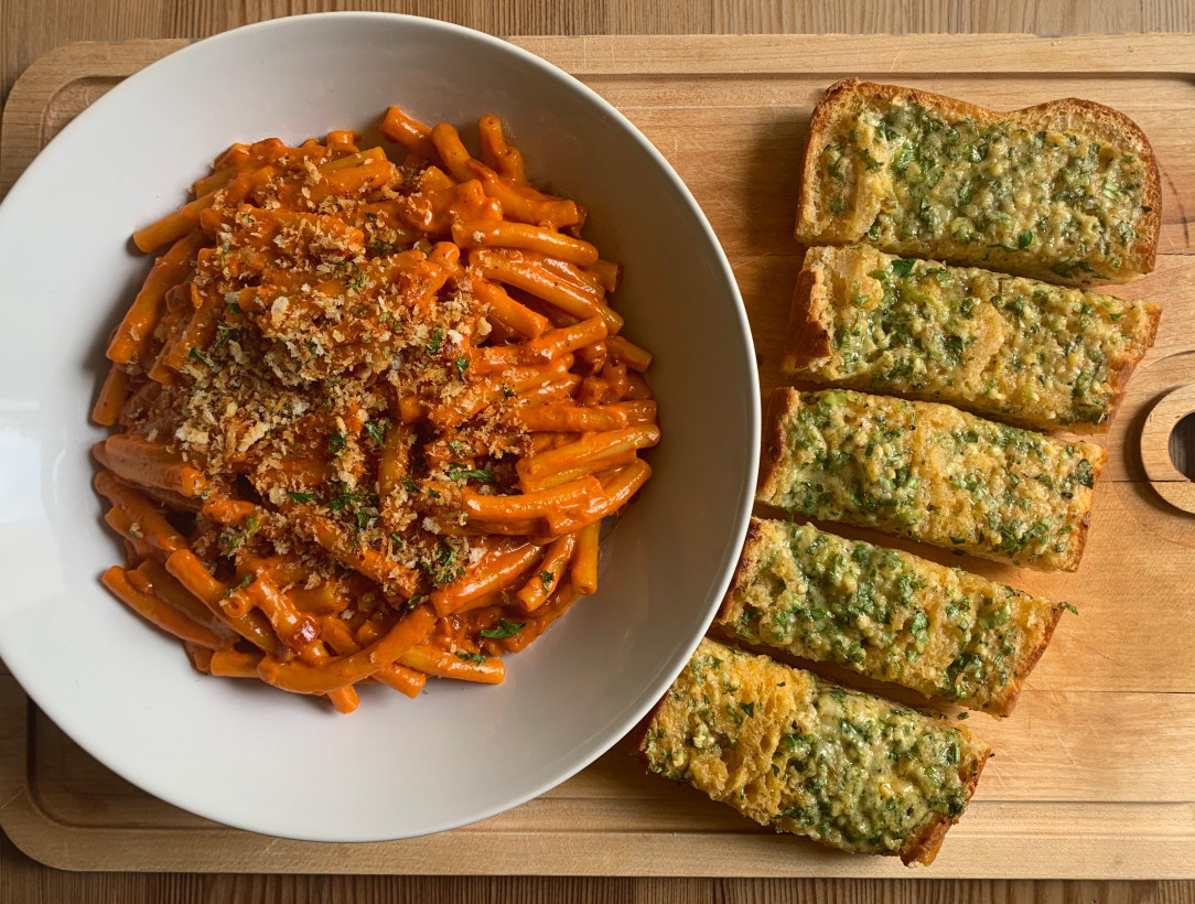 Vodka pasta and garlic bread