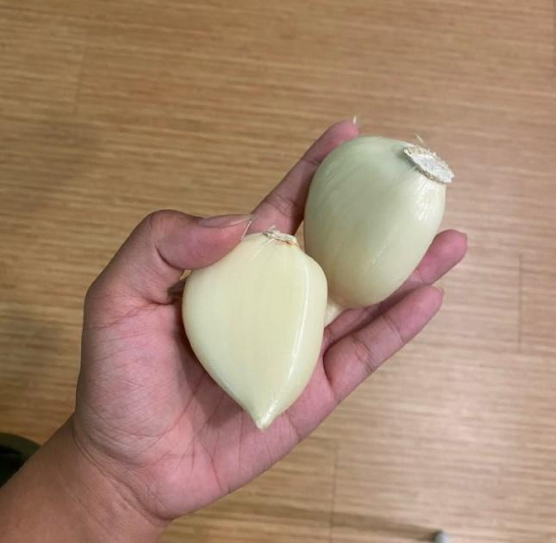 An absolute unit of garlic cloves