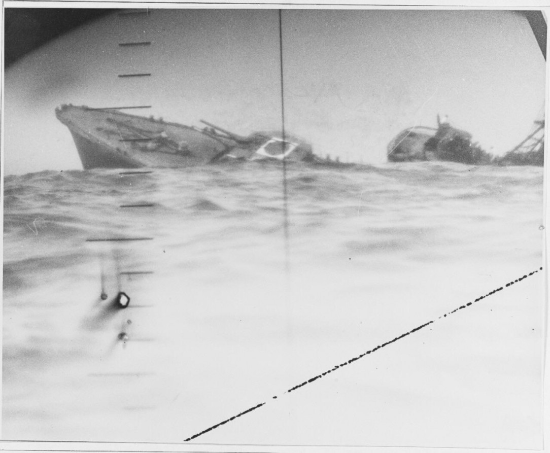 A sinking Japanese destroyer, seen through the periscope of the USS Nautilus, 1942 - I think it&#039;s interesting as fuck 🔥
