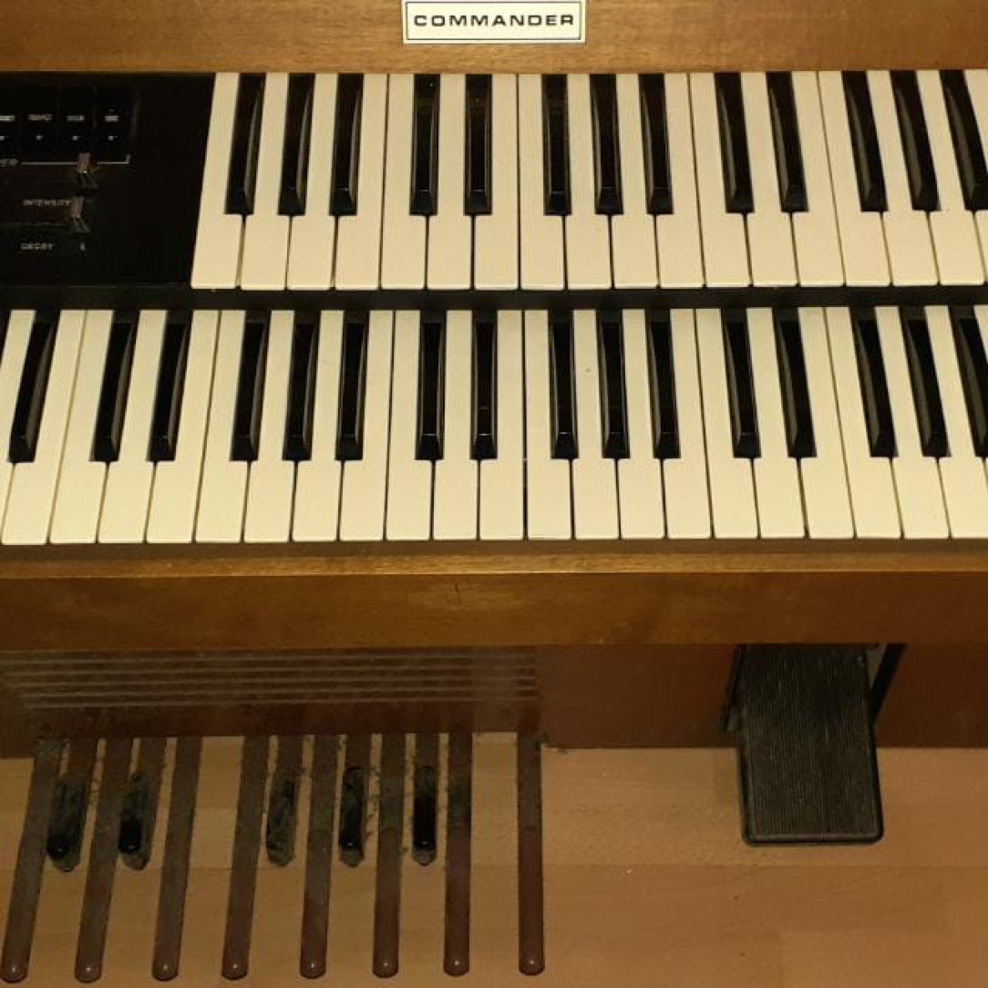 Name of this digital organ I found on the streets in Dresden