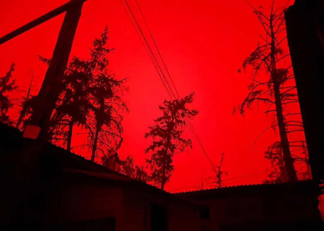 Not a photoshop, but a completely red sky in Yakutia due to smoke from massive forest fires that blotted out the sun (taken at 15:30 local time)