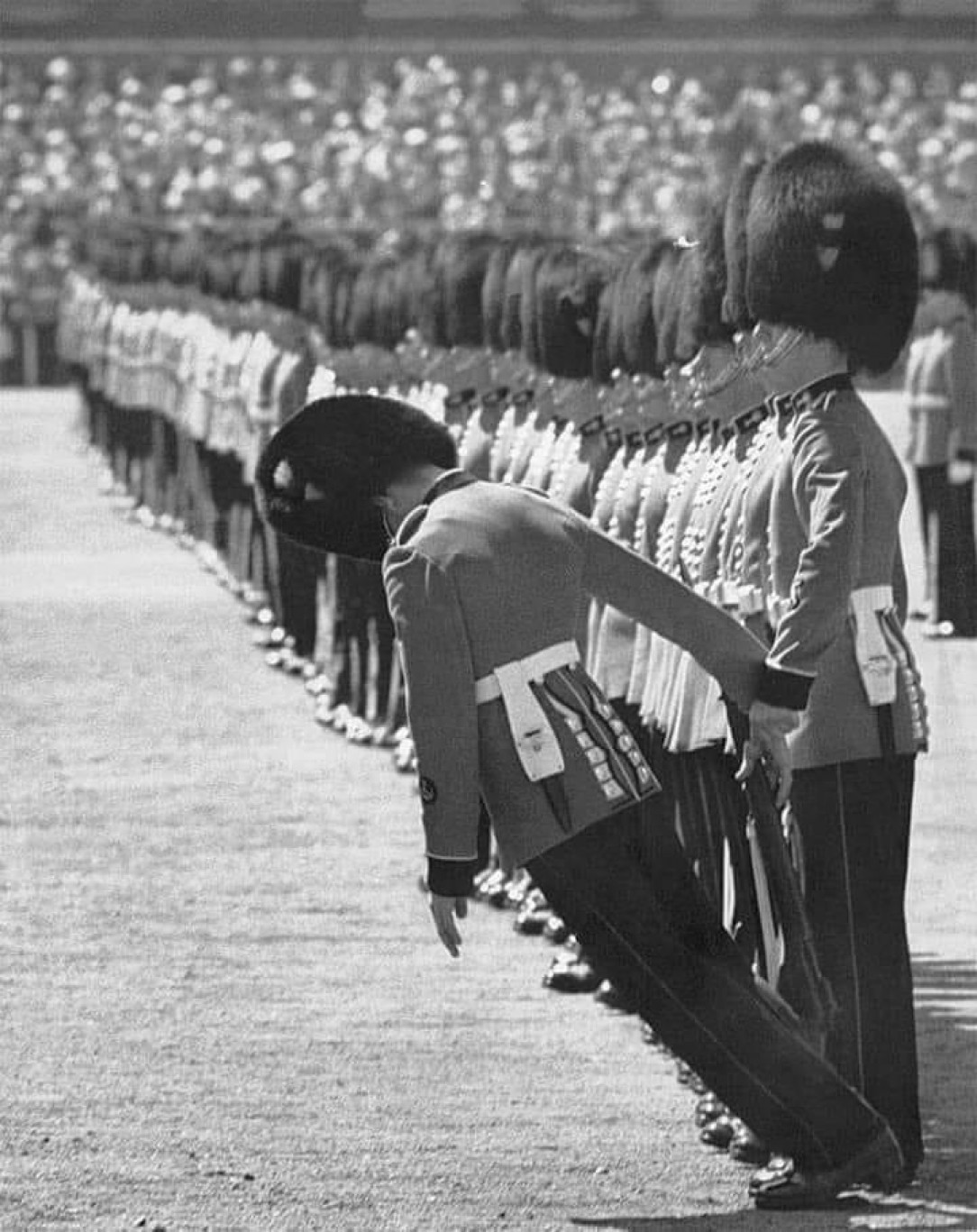 Welsh Royal Guard falling down due to the extreme heat, none of the others rescued him to not break their rules. 1957