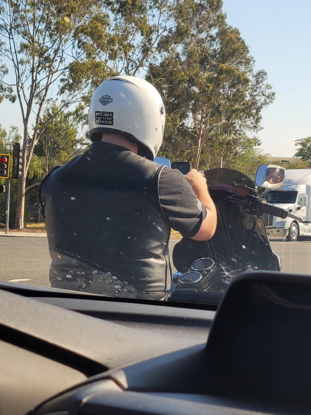 after splitting lanes he missed the green because he was on his phone