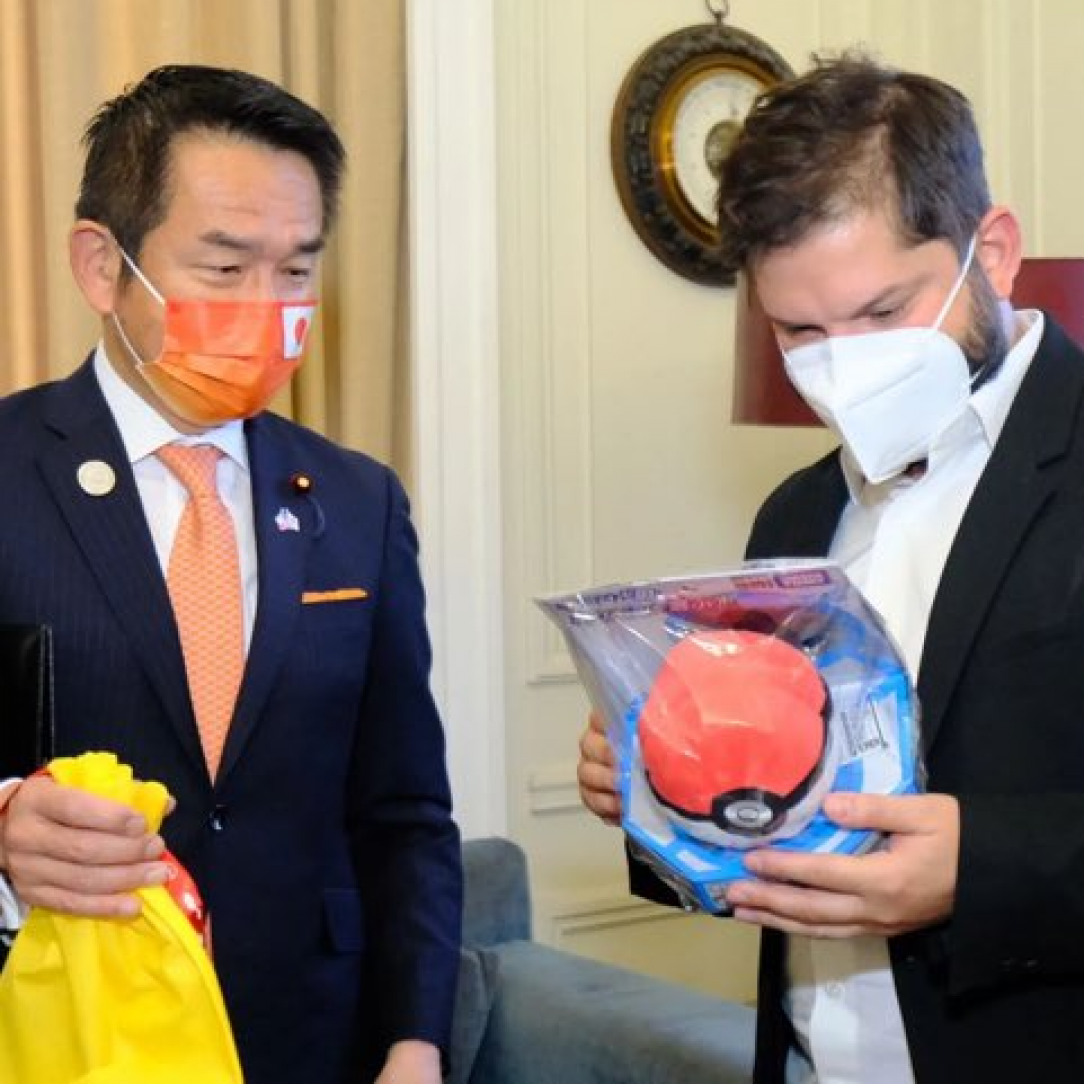 Minister of Japan gives a stuffed Squirtle to the Chilean president elect