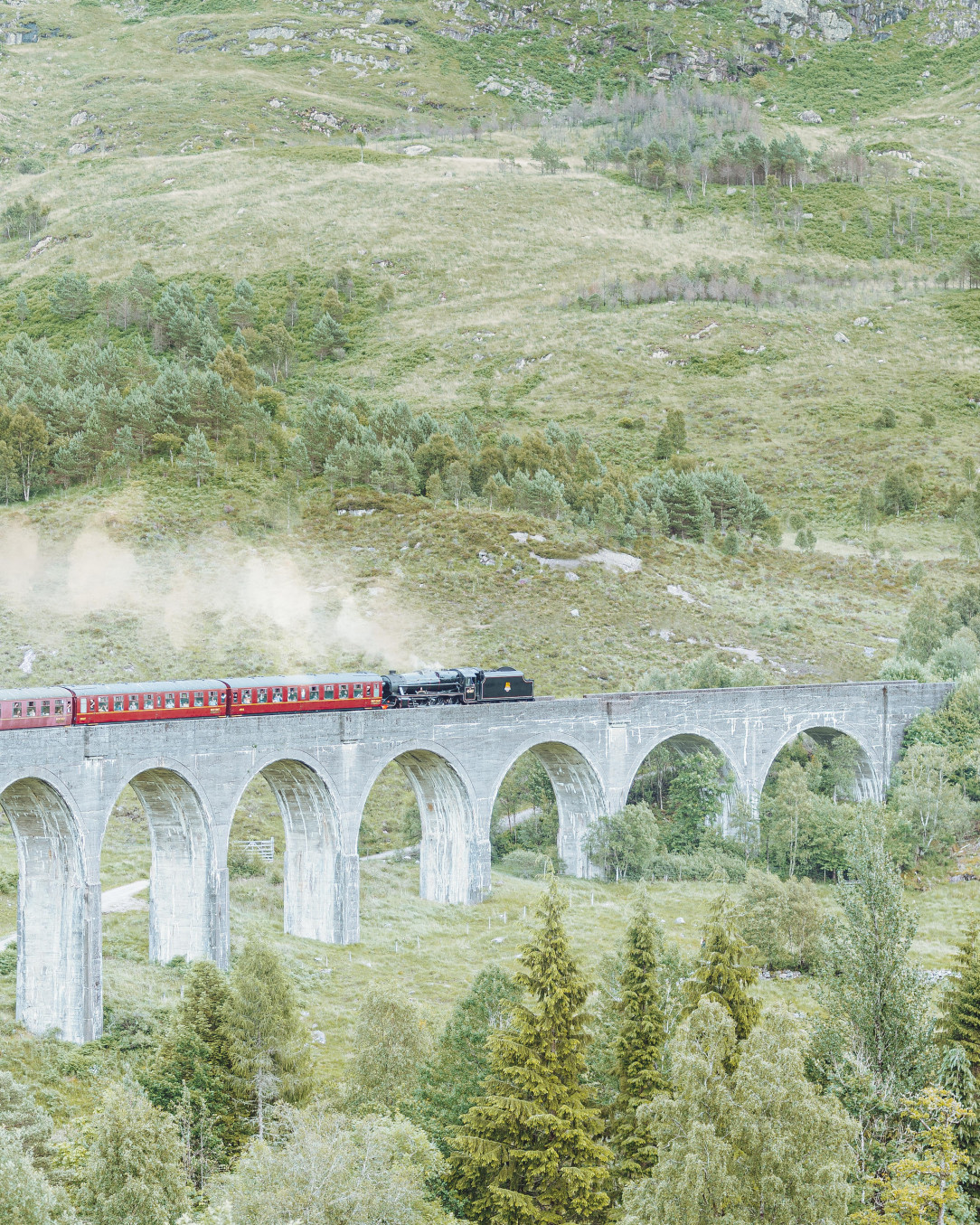 Next stop: Hogwarts (Glenfinnan Viaduct, Scotland)