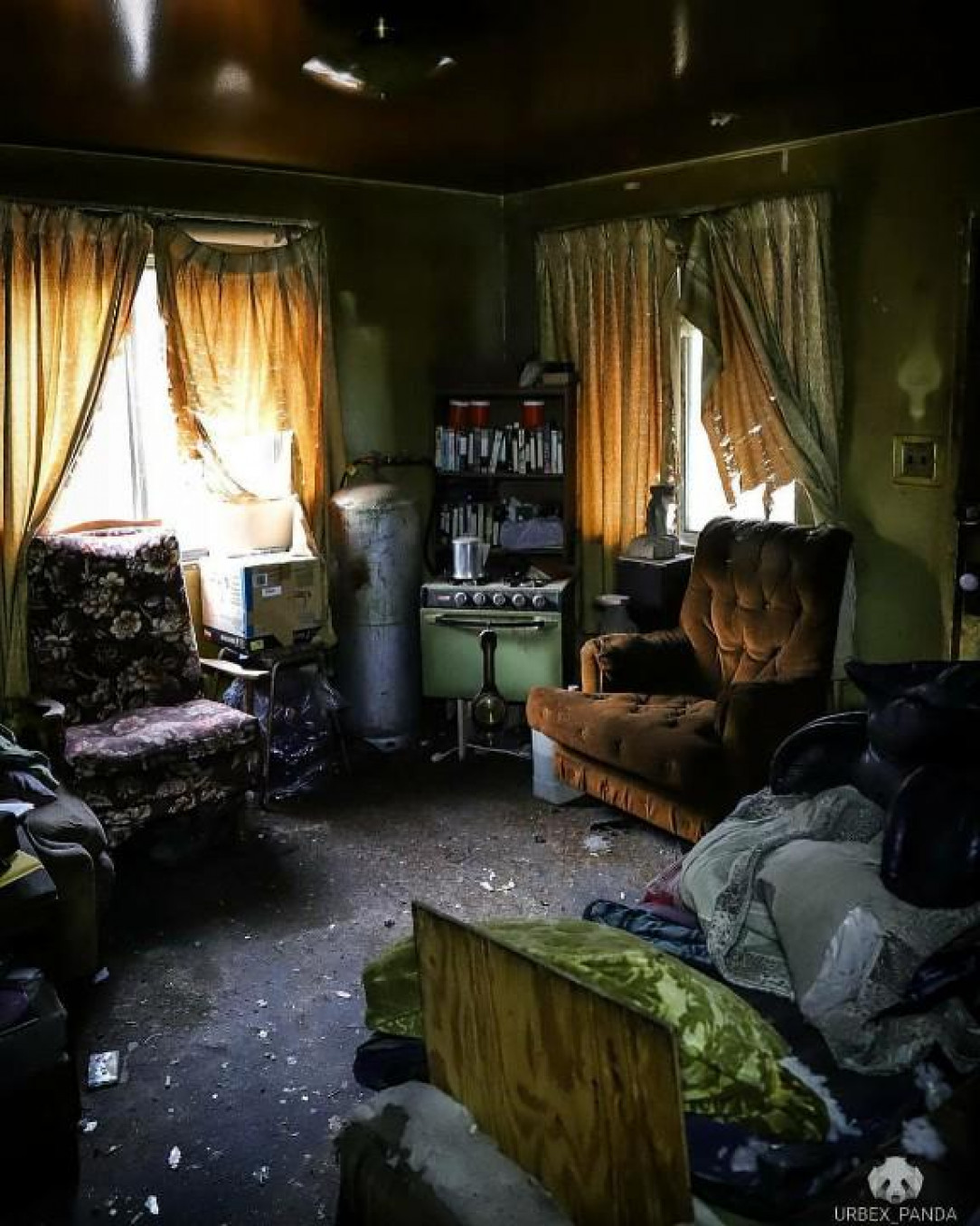 House Sits Fully Abandoned With Everything Inside. Odly Terrifying Time Capsule House