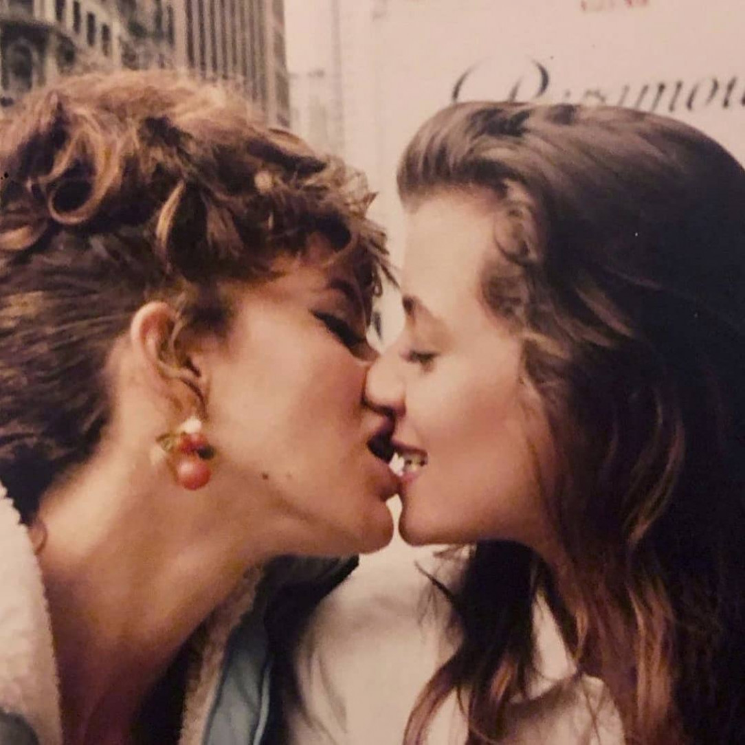 Jennifer Grey makes out with Mia Sara between takes filming on the set of Ferris Bueller&#039;s Day Off in 1986