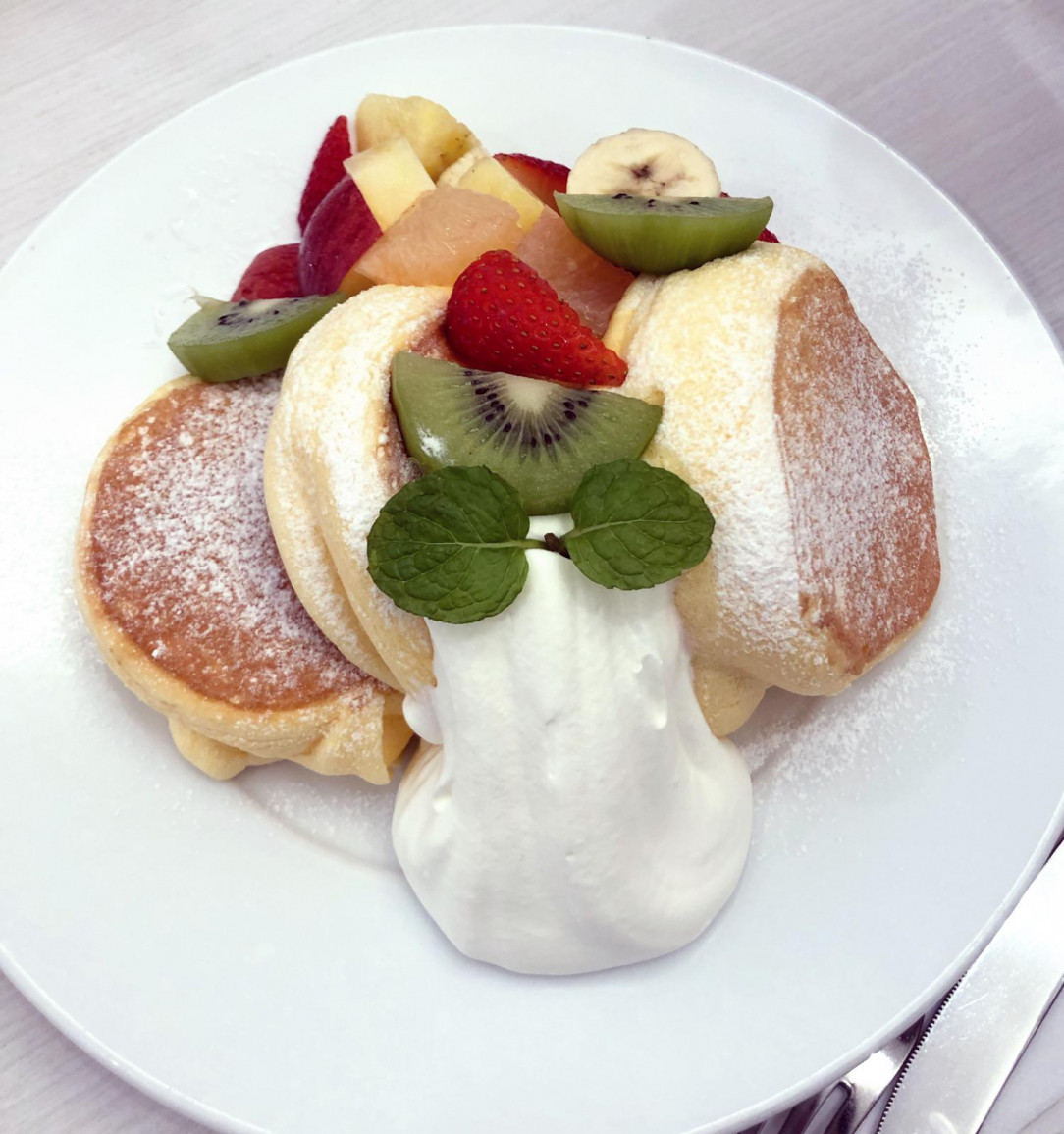 Fluffy pancakes with fresh fruits