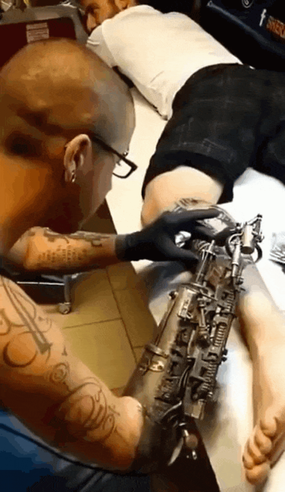 Bionic arm with great tattoo art 👍😮