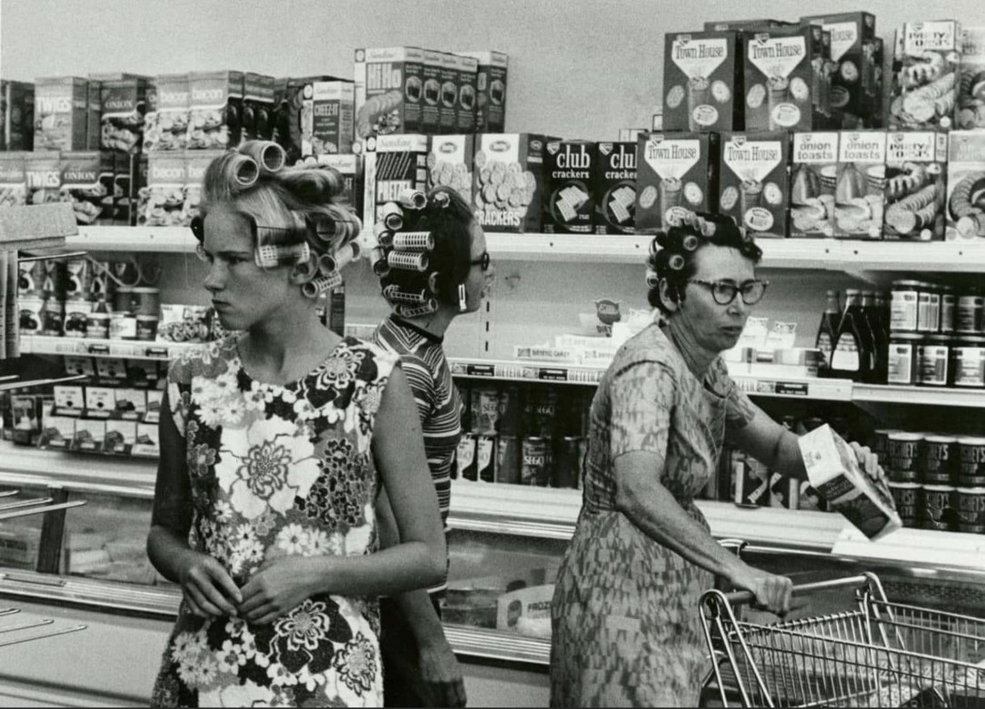 Women grocery shopping un the 1960s