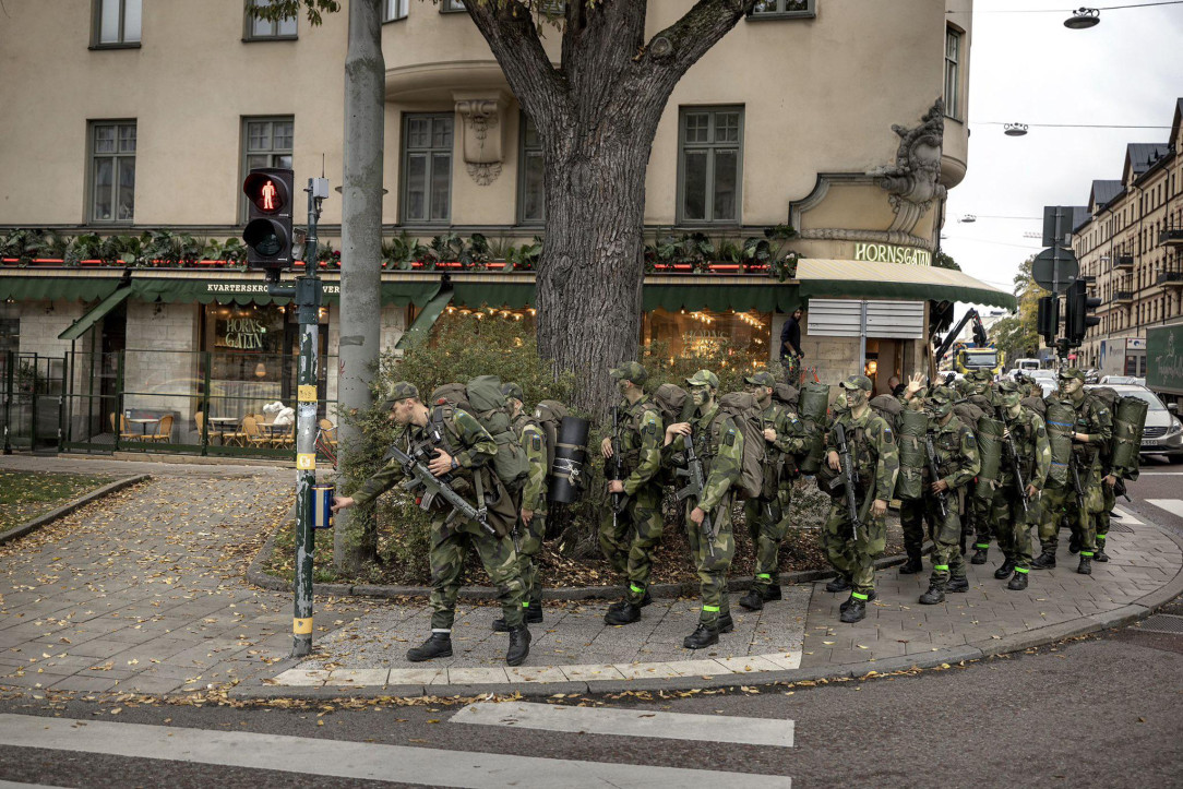 Soldiers at a street crossing, Stockholm, Sweden (Picture taken by Paul Hansen)
