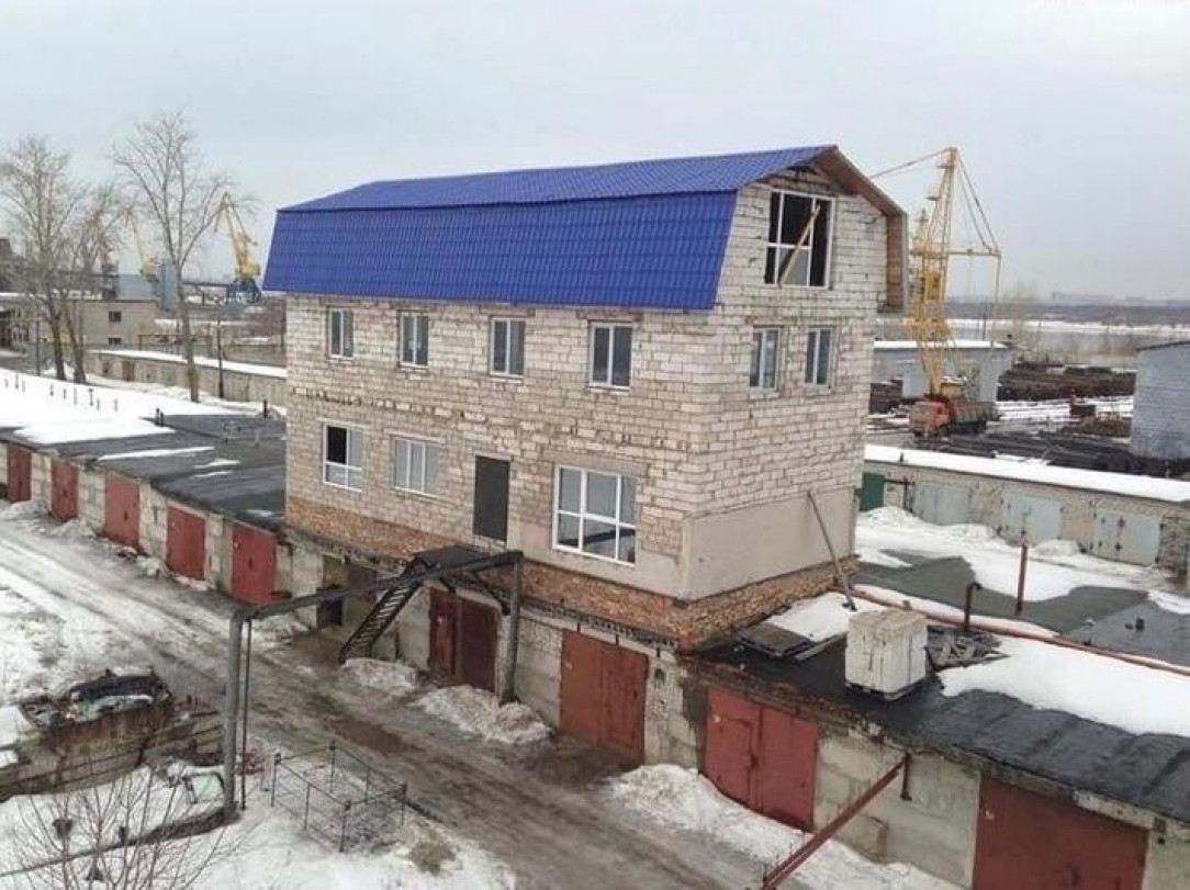 A house on top of a garage, space saver 😬