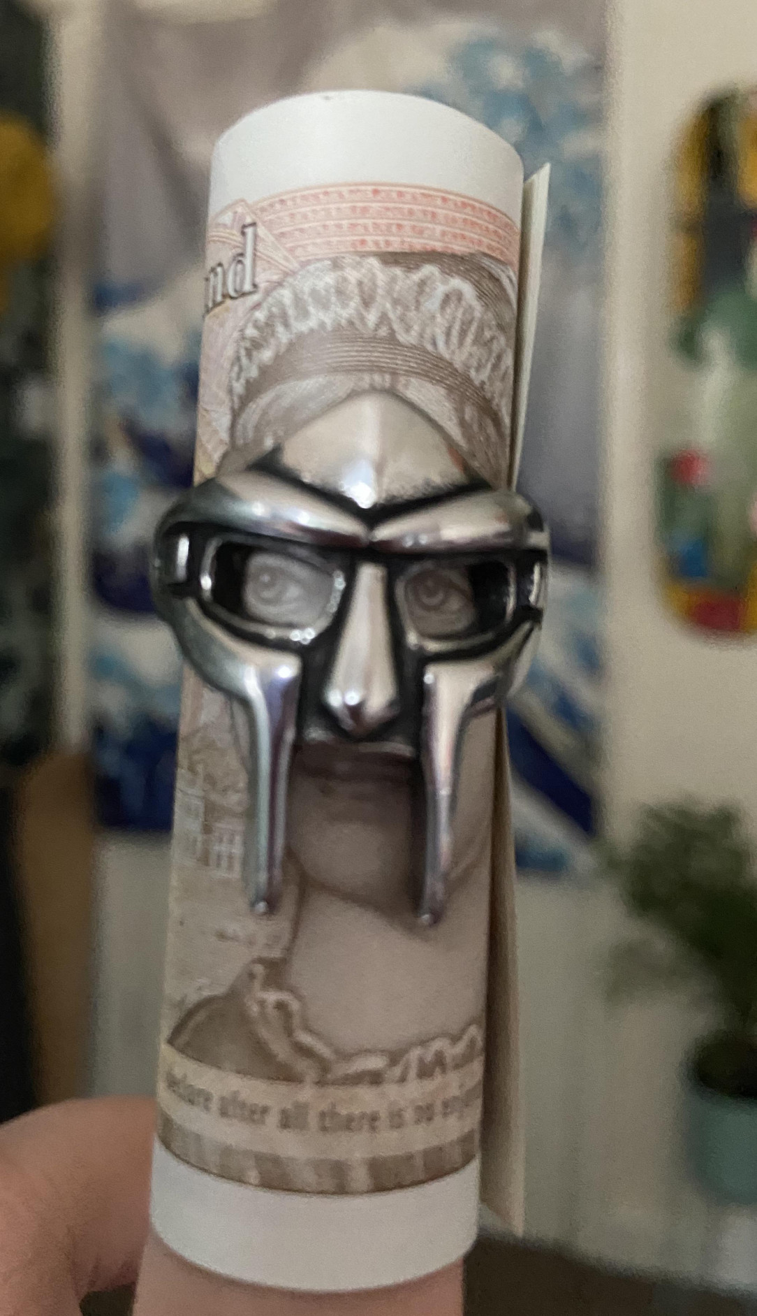 The British £10 note lines up perfectly with an MF DOOM ring