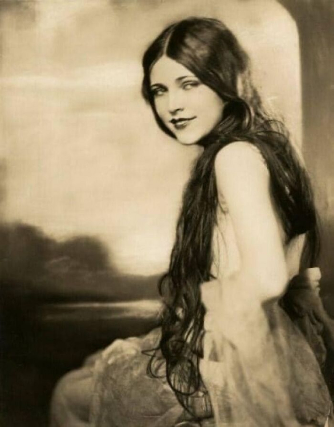 famed beauty, Lotta Cheek perhaps in 1925