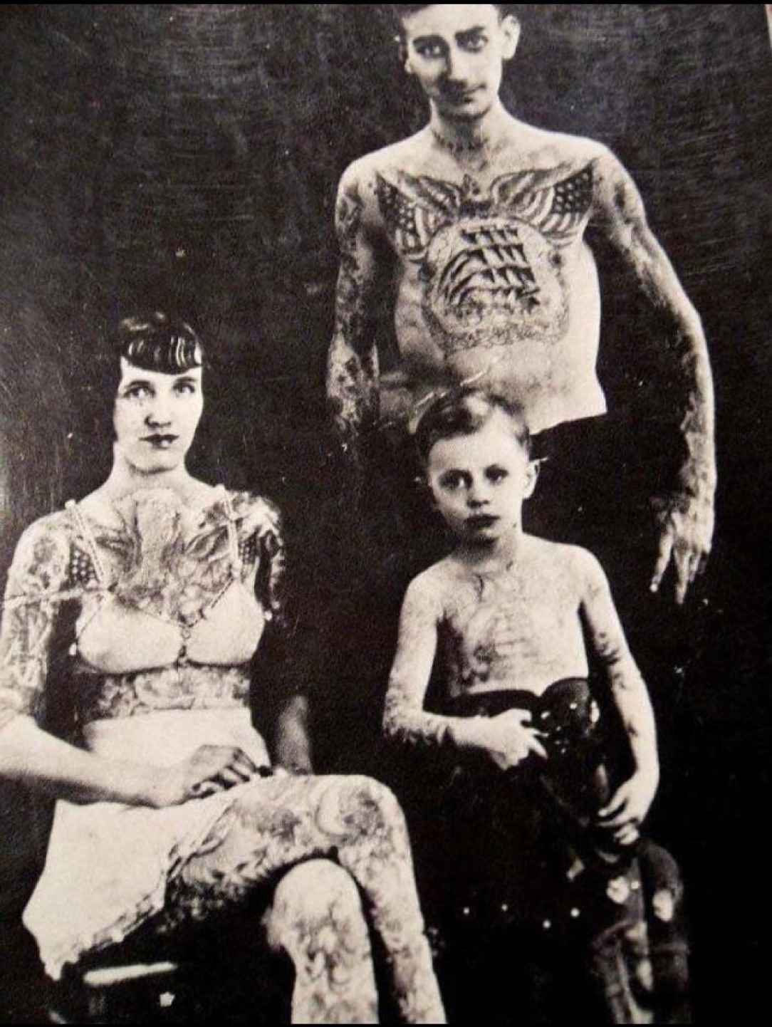 Photo of a tattooed family in 1910