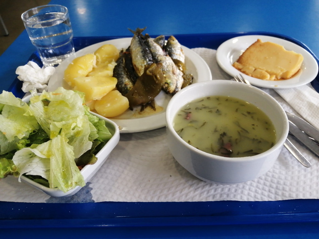 Hospital lunch in Portugal 4€