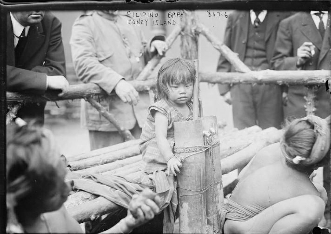 A Filipino baby and her family inside a human zoo in New York, USA. 1906 💚