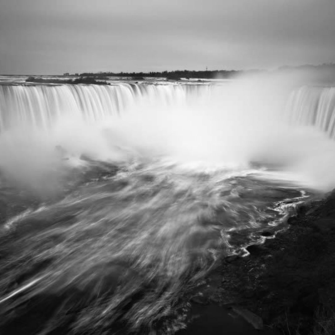 Niagara Falls at the border of Ontario ( Canada ) and New York ( USA ) 
